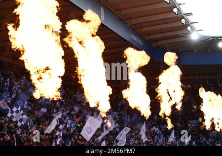 Leicester, England, 26. Dezember 2022. Vor dem Spiel der Premier League im King Power Stadium in Leicester City werden Flammen vor den Fans von Leicester City freigesetzt. Der Bildausdruck sollte lauten: Darren Staples/Sportimage Credit: Sportimage/Alamy Live News Stockfoto