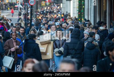 London, England, Großbritannien. 26. Dezember 2022. Käufer werden am zweiten Weihnachtsfeiertag in West End gesehen. (Bild: © Tayfun Salci/ZUMA Press Wire) Stockfoto