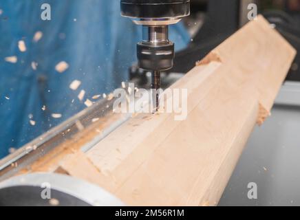 Fräsmaschine mit computergestützter numerischer Steuerung verarbeitet Holzrohling Stockfoto