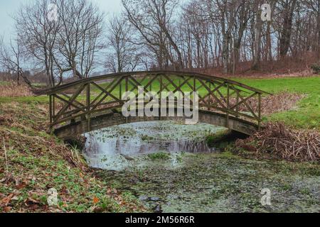 Alte, verrottete Brücke über einen Bach in Dänemark Stockfoto