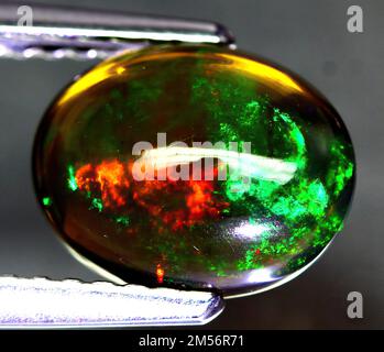 Natürliche, wunderschöne Steinopalette auf grauem Hintergrund Stockfoto