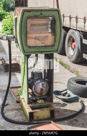 Alte verlassene, nicht funktionierende Tankstelle in einem Lkw-Parkplatz in der Ukraine Stockfoto