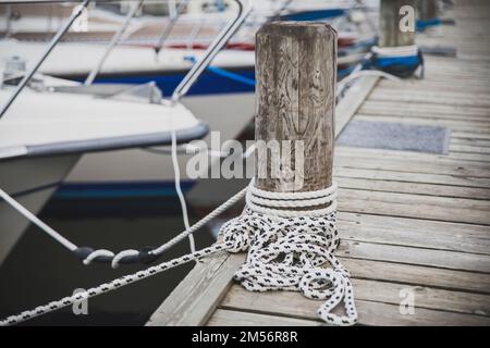 Holzpfosten zum Festmachen von Yachten auf dem Pier in Dänemark Stockfoto