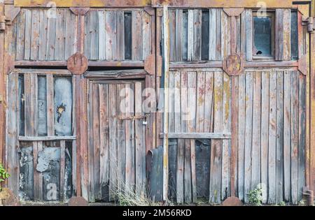 Altes Holztor in einer verlassenen Fabrik Stockfoto