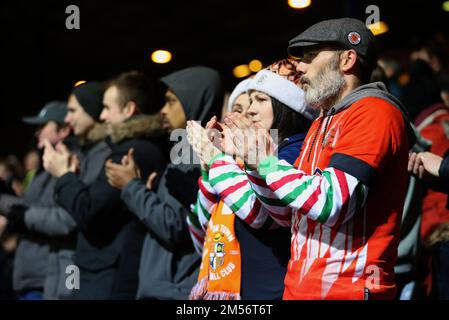 Die Fans von Luton Town erhalten in der 17. Minute einen Applaus, um dem Luton-Fan Fred Young zu gedenken, der am 17. November im Alter von 102 Jahren während des Sky Bet Championship-Spiels in der Kenilworth Road, Luton, verstarb. Foto: Montag, 26. Dezember 2022. Stockfoto