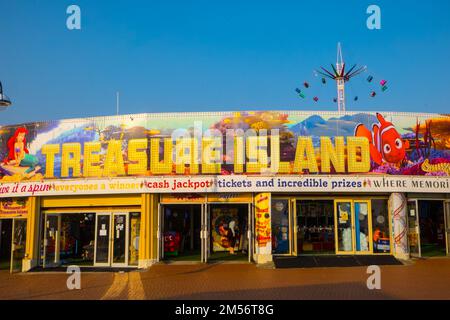 Treasure Island, Vergnügungen, at, in, Barry, Barry Island, Barry Island ist ein Bezirk, Halbinsel und, am Meer, Resort, das Teil der Stadt Barry im Tale of Glamorgan, South Wales ist. Es ist nach dem 6. Jahrhundert Saint Baruc.Wales, Wales, Großbritannien, Großbritannien, Großbritannien, Großbritannien, Großbritannien, Großbritannien, Europa, Europa benannt Stockfoto