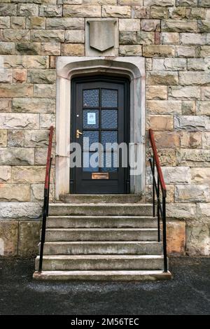 Georgianische Tür zur ehemaligen Blackburn Grammar School, Freckleton Street, Blackburn. Stockfoto