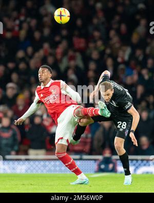 Gabriel Magalhaes Nr. 6 von Arsenal Schlacht um den Ball mit Tomas Soucek Nr. 28 von West Ham United während des Premier League-Spiels Arsenal gegen West Ham United im Emirates Stadium, London, Großbritannien, 26. Dezember 2022 (Foto von Richard Washbrooke/News Images) Stockfoto
