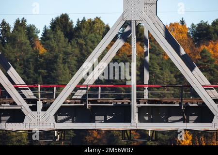 Graues Stahlgerüst-Brücken-Fragment, Eisenbahninfrastrukturdetails Stockfoto