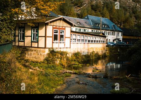 Die Fachwerkhäuser in der Nähe des Sumpfes im sächsischen Schweizer Gebirge Stockfoto