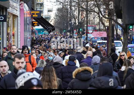 London, Großbritannien. 26. Dezember 2022. Boxing Day Shoppers in der Oxford Street. Kredit: Marcin Rogozinski/Alamy Live News Stockfoto