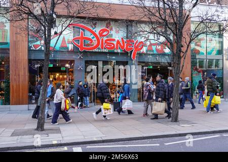 Einkäufer am Boxing Day vor dem Disney Store in der Oxford Street, London England Großbritannien Stockfoto