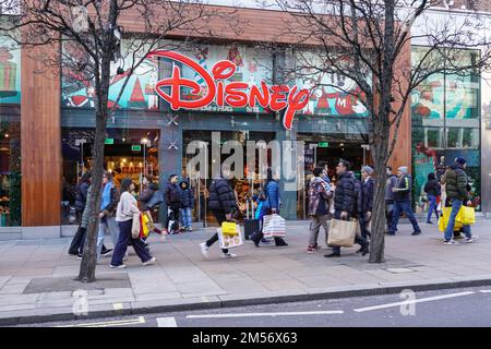 London, Großbritannien. 26. Dezember 2022. Boxing Day Shoppers in der Oxford Street. Kredit: Marcin Rogozinski/Alamy Live News Stockfoto