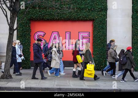 London, Großbritannien. 26. Dezember 2022. Boxing Day Shoppers in der Oxford Street. Kredit: Marcin Rogozinski/Alamy Live News Stockfoto