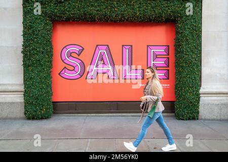 London, England, Großbritannien. 26. Dezember 2022. Am 2. Weihnachtsfeiertag werden Besucher in der Oxford Street gesehen. (Bild: © Tayfun Salci/ZUMA Press Wire) Stockfoto