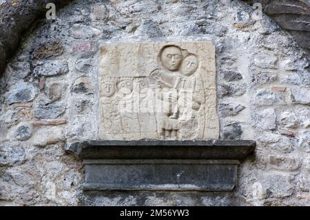 Mittelalterliche Basreliefs mit der Geburt mit den Magi auf der Außenseite der Kirche San Daniele in Castello in San Daniele del Friuli, Italien Stockfoto