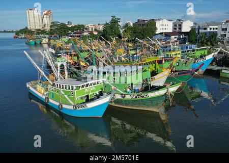 Drohnenfoto Blick auf farbenfrohe hölzerne Fischerboote, die an der Südseite des Sarawak River, Kuching, festgemacht sind. Stockfoto