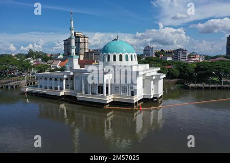 Drohnenfoto der weißen Moschee mit grüner Kuppel am Ufer des Flusses in Kuching, Sarawak, Malaysia Stockfoto