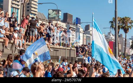 Argentinische Fans auf der Avenida 9 de Julio (9. Juli) in Buenos Aires, Argentinien, feiern ihre Nationalmannschaft bei der FIFA-Weltmeisterschaft 2022 Stockfoto