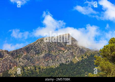 Puig de Galatzo von Süden aus gesehen, umgeben von Wolken, Mallorca, Spanien Stockfoto