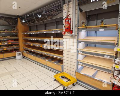 Tallinn, Estland - 26. Dezember 2022: Leere Lebensmittelregale im Supermarkt während der Weihnachtsferien. Stockfoto