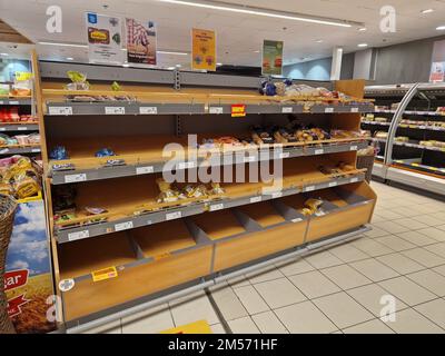 Tallinn, Estland - 26. Dezember 2022: Leere Lebensmittelregale im Supermarkt während der Weihnachtsferien. Stockfoto