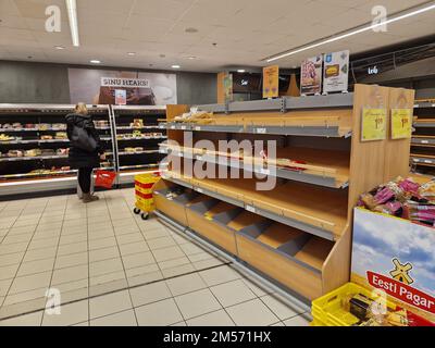 Tallinn, Estland - 26. Dezember 2022: Leere Lebensmittelregale im Supermarkt während der Weihnachtsferien. Stockfoto