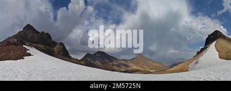 Ein wunderschöner Blick auf den schneebedeckten Mount Aragats Stockfoto