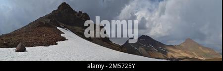 Ein wunderschöner Panoramablick auf den schneebedeckten Mount Aragats Stockfoto