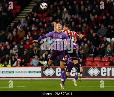 Sheffield, Großbritannien. 26. Dezember 2022. Michael Rose #4 von Coventry City schlägt Billy Sharp #10 von Sheffield United bei einem Luftball während des Sky Bet Championship-Spiels Sheffield United gegen Coventry City in Bramall Lane, Sheffield, Großbritannien, am 26. Dezember 2022 (Foto von Nick Browning/News Images) in Sheffield, Großbritannien, am 12./26. Dezember 2022. (Foto von Nick Browning/News Images/Sipa USA) Guthaben: SIPA USA/Alamy Live News Stockfoto