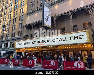 Theaterbesucher standen vor dem Eugene O'neil Theater in Schlange, um das preisgekrönte Book of Morman bei einer Samstagsmatinee in der 49. Street in New York City zu sehen. Stockfoto