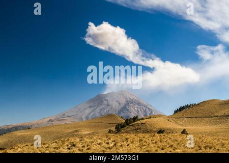 Rauchen des Vulkans Popocatepetl in Zentralmexiko Stockfoto