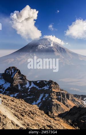 Rauchen des Vulkans Popocatepetl in Zentral-Mexiko ab Iztaccihuatl Stockfoto