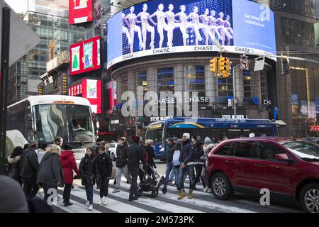 Verkehrs- und Touristenattraktionen in der 7. Avenue und 42. Street am südlichen Ende des Times Square eine Woche vor Weihnachten in Manhattan, NYC. Stockfoto