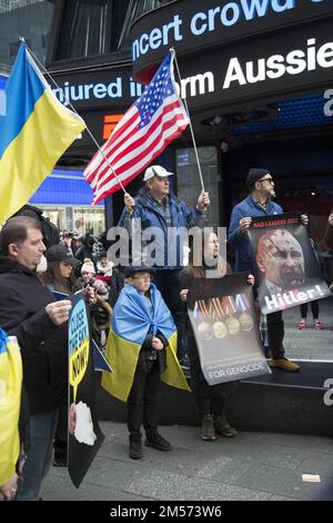 Unterstütze die Ukraine Rally auf dem Times Square eine Woche vor Weihnachten in New York City 2022. Stockfoto