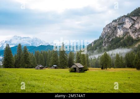 Rest findet Zuflucht in Dolomiten Alpen in der Nähe von Sella Ronda, Italien Stockfoto