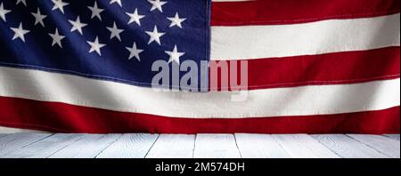 Ein Holztisch auf einem verschwommenen Hintergrund der US-Flagge Stockfoto