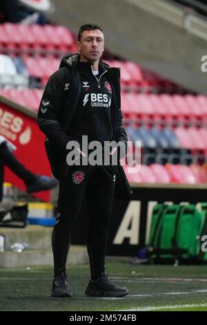 Fleetwood, Großbritannien. 26. Dezember 2022. Scott Brown Manager von Fleetwood Town während des Spiels Fleetwood Town vs Sheffield der Sky Bet League 1 am Mittwoch im Highbury Stadium, Fleetwood, Großbritannien, 26. Dezember 2022 (Foto von Steve Flynn/News Images) in Fleetwood, Großbritannien, am 12./26. Dezember 2022. (Foto: Steve Flynn/News Images/Sipa USA) Guthaben: SIPA USA/Alamy Live News Stockfoto