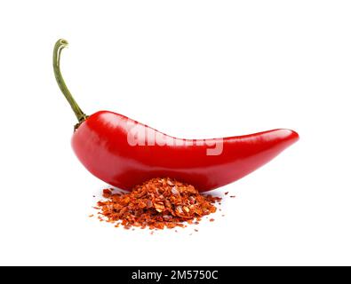 Frischer Jalapeno-Pfeffer und Chili-Flocken auf weißem Hintergrund Stockfoto