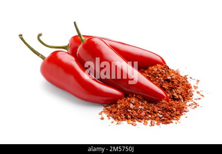 Frische Jalapeno-Paprika und Chili-Flocken auf weißem Hintergrund Stockfoto