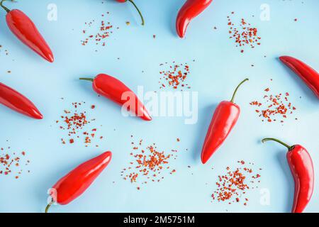 Frische Jalapeno-Paprika und Chili-Flocken auf farbigem Hintergrund Stockfoto