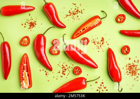 Frische Jalapeno-Paprika und Chipotle Chili-Flocken auf grünem Hintergrund Stockfoto