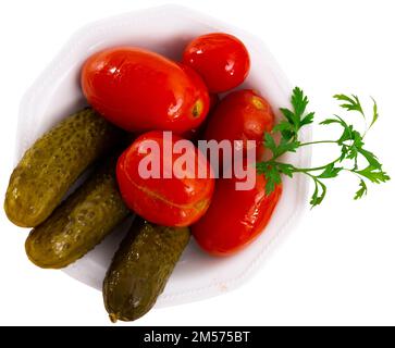 Hausgemachte marinierte Tomaten und Gurken auf dem Teller Stockfoto