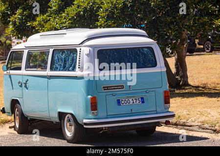 1975 VW Volkswagen kombi Van parkt am Palm Beach in Sydney, NSW, Australien Stockfoto