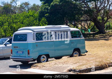 1975 VW Volkswagen kombi Van parkt am Palm Beach in Sydney, NSW, Australien Stockfoto