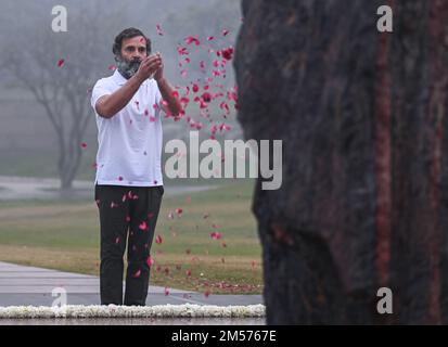 Neu-Delhi, Indien. 26. Dezember 2022. NEU-DELHI, INDIEN - DEZEMBER 26: Kongressführer Rahul Gandhi würdigt den ehemaligen Premierminister und seine Großmutter Indira Gandhi bei ihrer Gedenkfeier Shakti Sthal am 26. Dezember 2022 in Neu-Delhi, Indien. Der ehemalige Kongresspräsident Rahul Gandhi würdigte Mahatma Gandhi und ehemalige Premierminister wie Atal Bihari Vajpayee, Jawaharlal Nehru, Lal Bahadur Shastri, Indira Gandhi und Rajiv Gandhi bei ihren Gedenkstätten in Neu-Delhi. (Foto: Raj K Raj/Hindustan Times/Sipa USA) Guthaben: SIPA USA/Alamy Live News Stockfoto