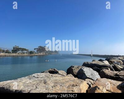 Der felsige Strand von Dana Point in Kalifornien wird an einem sonnigen Tag mit einer Ausstellung der Meereslandschaft festgehalten Stockfoto