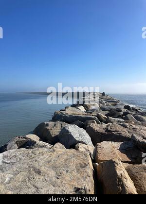 Eine Vertikale der felsigen Küste von Dana Point in Kalifornien mit einer Darstellung der Meereslandschaft Stockfoto