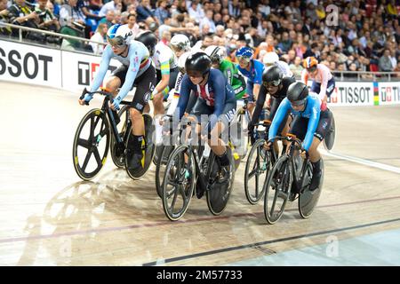 Jennifer Valente aus den USA ist im Ausscheidungswettlauf führend und Teil des Women's Omnium während der UCI Track Cycling World Championships 2022. Stockfoto