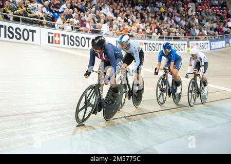 Jennifer Valente aus den USA ist im Ausscheidungswettlauf führend und Teil des Women's Omnium während der UCI Track Cycling World Championships 2022. Stockfoto